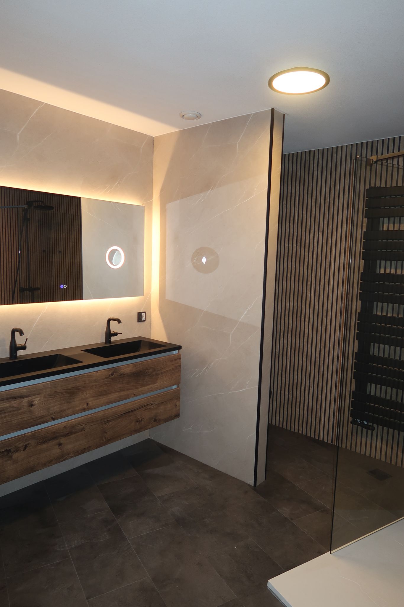 Stijlvolle badkamer met houtlook wandpanelen, inloopdouche en dubbele wastafel